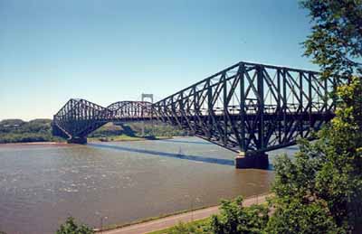 General view of the Québec Bridge National Historic Site of Canada, 1998. (© Agence Parcs Canada / Parks Canada Agency, S. Desjardins, 1998.)