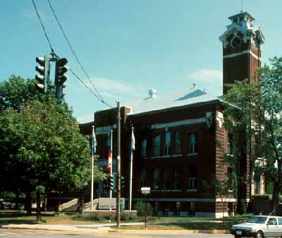General view of Rivière-du-Loup Town Hall, showing the elements associated with town hall buildings, including its imposing central entry, square clock tower, and its brick facing material. (© Parks Canada Agency / Agence Parcs Canada.)