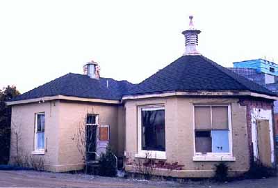 General view of the Pemberton Memorial Operating Room showing the brick exterior, 2001. (© Parks Canada/Parcs Canada, 2001)