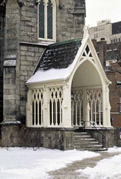 Vue du porche d'entrée de l'église presbytérienne St. Paul / ancienne église St. Andrew, qui montre son toit très incliné et sa boiserie recherchée, 1994. © Parks Canada Agency / Agence Parcs Canada, J. Butterill, 1994.