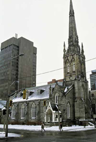 Vue du côté de l'église presbytérienne St. Paul / ancienne église St. Andrew, qui montre la tour avec une flèche en pierre élancée, 1994. © Parks Canada Agency / Agence Parcs Canada, J. Butterill, 1994.