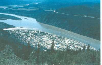Townsite de Dawson du Dôme, regardant au sud-ouest, 1993. © Public Works and Government Services Canada/Travaux publics et Services gouvernementaux Canada, Guy Masson, 1993.