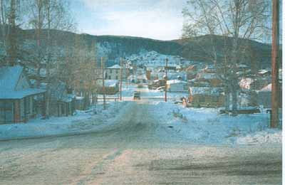 Rue King en regardant nord-ouest de la Septième Avenue, Dawson, Yukon, 1999. © Agence Parcs Canada / Parks Canada Agency, Gordon Fulton, 1999.