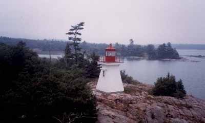 General view of the Lighthouse, showing the symmetrical location and architrave mouldings of the doors and windows. © Canadian Coast Guard / Garde côtière canadienne.