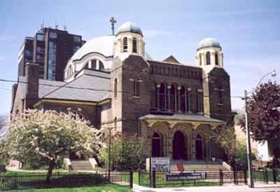 View of the façade of St. Anne's Anglican Church, showing its stepped roofline culminating in a large octagonal central dome. (© Ontario Ministry of Culture / Ministère de la Culture de l'Ontario)