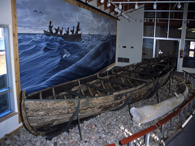 Vue de l'intérieur de Red Bay, qui montre les vestiges archéologiques des navires immergés dans le port. © Parks Canada Agency / Agence Parcs Canada.