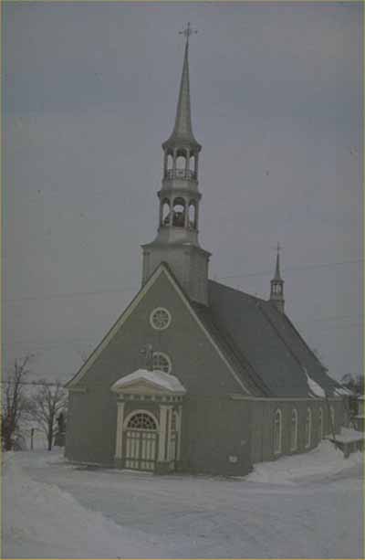 Corner view of Saint-André-de-Kamouraska Church, showing the front elevation. (© Parks Canada Agency/Agence Parcs Canada)