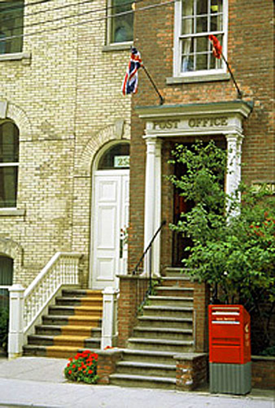 Detail view of the Fourth York Post Office National Historic Site of Canada showing its residential, townhouse appearance, sustained on the main façade by its domestic scale, separate entrances and the highly ordered arrangement of its openings, 1993. © Parks Canada Agency / Agence Parcs Canada, B. Morin, 1993.