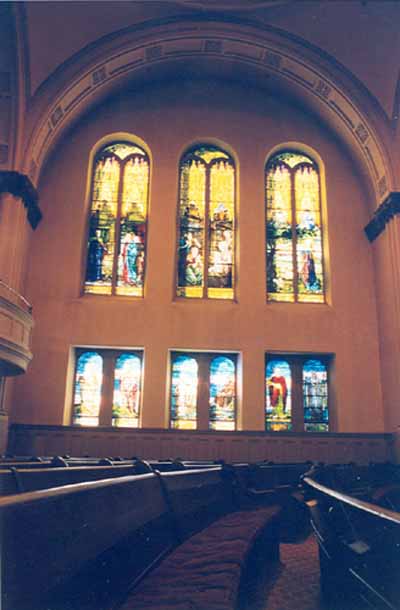 Interior view of the Erskine and American United Church National Historic Site of Canada, showing the Tiffany’s religious stained glass windows, 1997. © Agence Parcs Canada / Parks Canada Agency, R. Goodspeed, 1997.