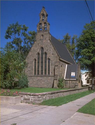 Vue en angle de la Chapelle-St. Anne of Ease, 1995. (© Parks Canada Agency/Agence Parcs Canada, 1995.)