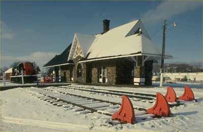 Coner view of the Kensington Railway Station (Prince Edward Island), showing two façades, 1987. (© Parks Canada Agency/ Agence Parcs Canada, 1987.)