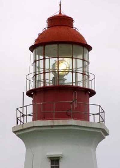 Vue du phare, qui montre la lanterne cylindrique en fer, 2003. © Peter Hsu, 2003.