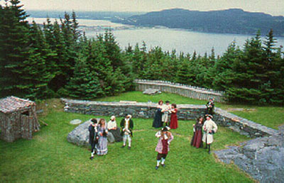 General view of Castle Hill showing the remnants of the wall in their location. © Parks Canada Agency / Agence Parcs Canada, n.d.