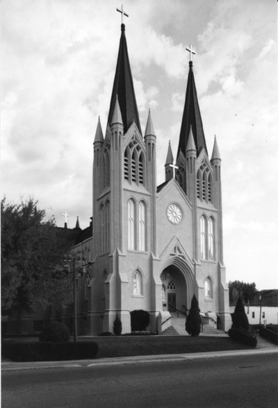 Vue générale de l'église catholique St. Patrick, qui montre son léger retrait par rapport à la rue, 1992 © Parks Canada Agency / Agence Parcs Canada, 1992