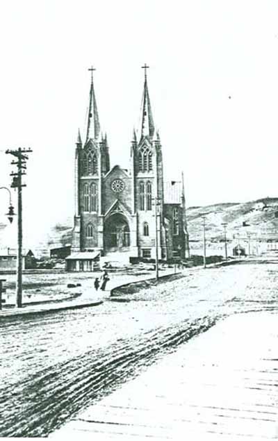 Vue générale de l'église catholique St. Patrick, qui montre son léger retrait par rapport à la rue, 1914. © Parks Canada Agency / Agence Parcs Canada, 1914.
