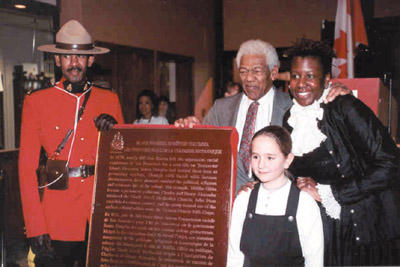 Image de la cérémonie dévoilant la plaque de CLMHC pour l'événement d'importance nationale © Parks Canada Agency / Agence Parcs Canada, 2006