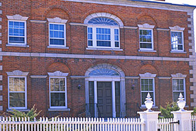 Detail view of McMartin House National Historic Site of Canada showing the Adamesque or Federal style detailing, its use of relieving arches over the window bays, pilasters, and ornate window headers, 1995. © Parks Canada Agency / Agence Parcs Canada, J. Butterill, 1995.