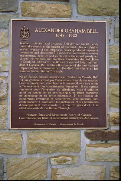 View of the HSMBC plaque for Alexander Graham Bell site © Parks Canada Agency / Agence Parcs Canada, 2002