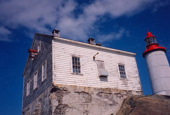 View of the façade of the Light Station: Fog Alarm, showing the strictly utilitarian character of the building, 1996. © Parks Canada Agency / Agence Parcs Canada, 1996.