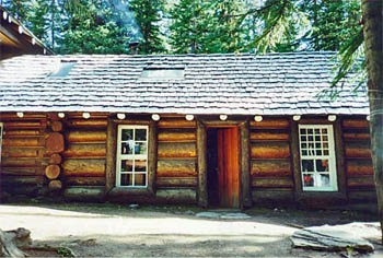 Original log cabin © Parks Canada Agency / Agence Parcs Canada, 1995.