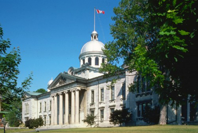 General view of the Frontenac County Court House, showing its exterior features, including classical detailing and composition, a bold portico, and a domed cupola, 2004. (© Parks Canada Agency / Agence Parcs Canada, 2004)