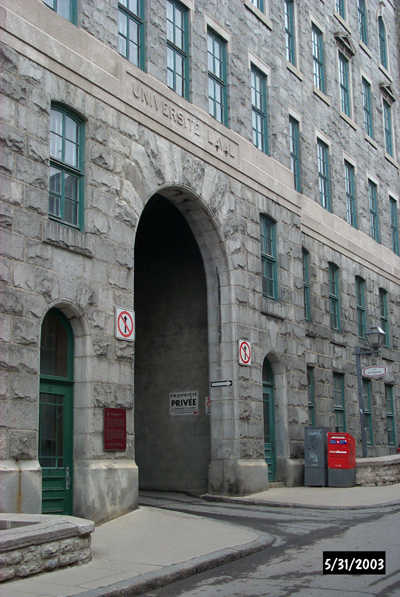 L'endroit de la plaque de la CLMHC sur le mur à la Séminaire de Québec, à l'ancien édifice de la faculté de droit © Parks Canada / Parcs Canada, 2003