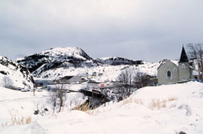 Vue de l'église Christ Church de Quidi Vidi, qui montre son emplacement sur une colline abrupte surplombant le port, 1994. © Parks Canada Agency / Agence Parcs Canada, J. Butterill, 1994.