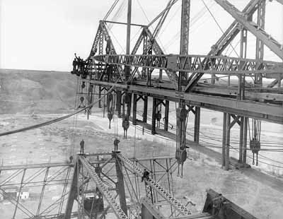 Construction of the Lethbridge Viaduct (© Library and Archives Canada / Bibliothèque et Archives Canada / PA-027637)