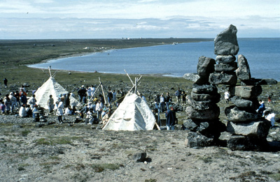 General view of the Arvia'juaq and Qikiqtaarjuk sites demonstrating the continued use of these sites for cultural, spiritual and economic purposes by the Inuit. © Parks Canada / Parcs Canada, n.d.