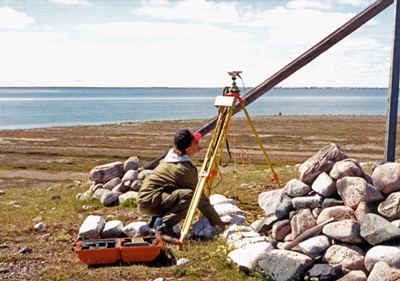 General view of an archeologist excavating the Qikiqtaarjuk site, 1996. © Parks Canada Agency / Agence Parcs Canada, 1996.