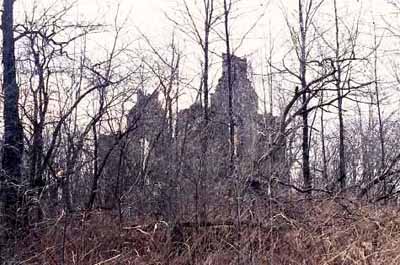 General view of the ruin of Glengarry House, showing the fieldstone gable walls, 1996. © Parks Canada Agency / Agence Parcs Canada, Dennis Carter-Edwards, 1996.
