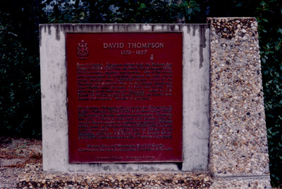 Vue de la plaque de la CLMHC et la pedestal © Parks Canada / Parcs Canada, 2002 (Steve Dale)