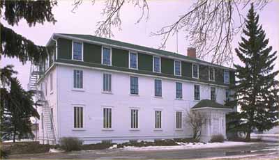 General view of the Old Government House/ Saint-Charles Scholasticate National Historic Site of Canada, showing the building before the fire in 2003, 1989. (© Parks Canada Agency / Agence Parcs Canada, 1989.)