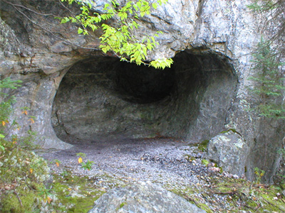 Vue des détails de l'entrée de la caverne aux murs de marbre lisse du site Waapushukamikw, 2004. © ministère du Développement durable, de l’Environnement et des Parcs du Québec, J. Gagnon, 2004.