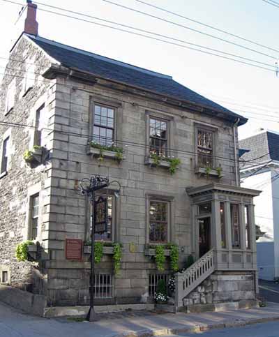 General view of Henry House, showing the composition of its façade, three bays wide with a portico-covered entrance at one side, 2006. © Parks Canada Agency / Agences Parcs Canada, 2006.