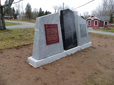View of HSMBC plaque and location in Hopewell Cape, New Brunswick © Parks Canada / Parcs Canada, 2011