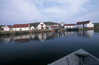General view of Battle Harbour Historic District, showing the wooden wharves and boardwalks, 2003. © Parks Canada Agency/Agence Parcs Canada, J. McQuarrie, 2003.