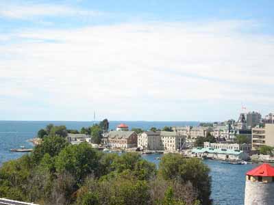 Vue de l'ancien chantier naval de Kingston, qui montre la baie Navy et la frégate de pierre de trois étages à droite, 2008. (© Parks Canada Agency / Agence Parcs Canada, 2008.)