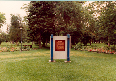 Location of 1989 plaque commemorating this national historic event in Vickers Park. © Parks Canada Agency / Agence Parcs Canada, 1989