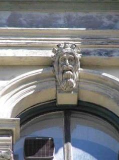 Detail of a Granville Block building, showing one of the sculpted keystones in the arched windows and openings, 2005. © Parks Canada Agency / Agence Parcs Canada