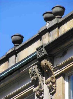 Detail of a Granville Block building, showing the Italianate design element of the ornate moldings on the eaves, 2005. © Parks Canada Agency / Agence Parcs Canada