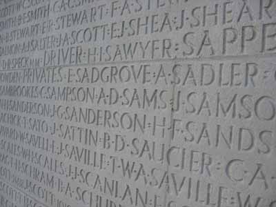 Vue en détail des noms des soldats gravés sur le monument de Vimy, 2007. © Agence Parcs Canada / Parks Canada Agency, Sonya Oko, 2007.