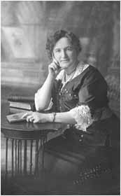 Portrait of Nellie McClung. McClung is known for her activism in the women’s suffrage movement and the Persons Case. © © Cyril Jessop, Library and Archives Canada, Acc. no. 1966-094, PA-030212 / © Cyril Jessop, Bibliothèque et Archives Canada, numéro d’acquisition 1966-094, PA-030212