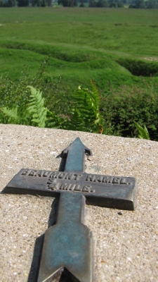 Détail du mémorial montrant l'emplacement de Beaumont Hamel. © Parks Canada Agency | Agence Parcs Canada, S. Desjardins, 2009.