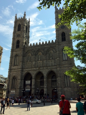 Corner view of the façade of the Notre-Dame Roman Catholic Church / Basilica © Parks Canada Agency | Agence Parcs Canada, S. Desjardins, 2016.