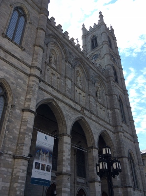 Corner view of the facade of the Notre-Dame Roman Catholic Church / Basilica © Parks Canada Agency | Agence Parcs Canada, D. Desjardins, 2016.