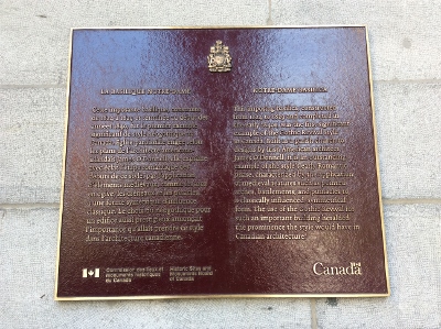 Plaque of the Historic Sites and Monuments Board of Canada commemorating Notre-Dame Roman Catholic Church / Basilica © Agence Parcs Canada | Parks Canada Agency, S. Desjardins, 2016.