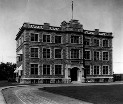 Historical view of the Former Archives Building, showing the façade prior to the perpendicular three-storey addition, circa 1923. © National Archives of Canada / Archives nationales du Canada, PA-34242.