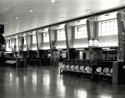 Corner view of the Canadian National Railways Central Station, showing the generous fenestration in the concourse that provides abundant natural light during the day, 1995. © Parks Canada Agency/Agence Parcs Canada, S.D. Bronson, February 1995.