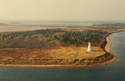 Vue aérienne du phare de Cape Jourimain montrant son emplacement bien en vue comme phare côtier dans le détroit de Northumberland, 1990 © Transport Canada | Transports Canada